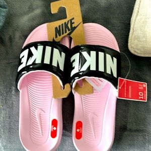 💕new women’s 10 Nike slides tags 🎅 🎁